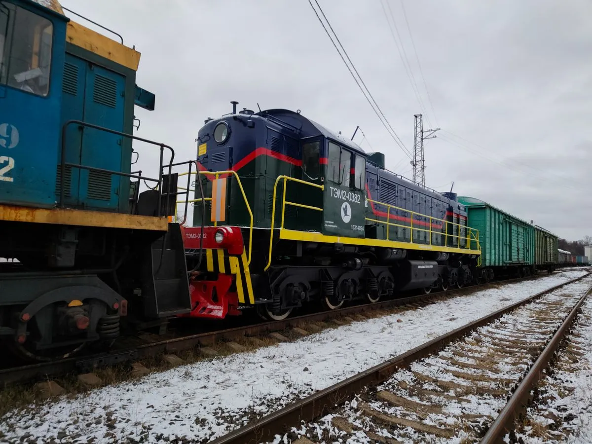 Грузчики заносят крупногабаритную мебель в квартиру
