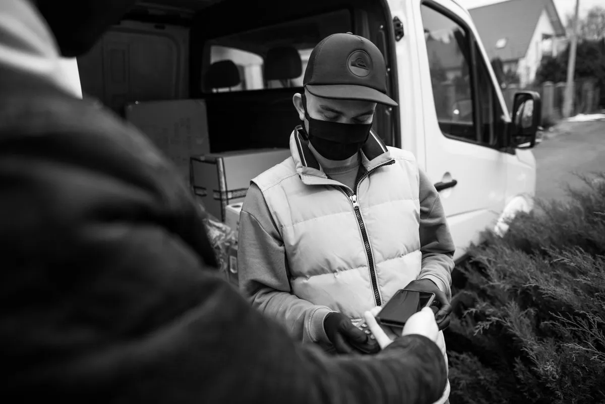 Погрузка коробок перед доставкой товара в магазин
