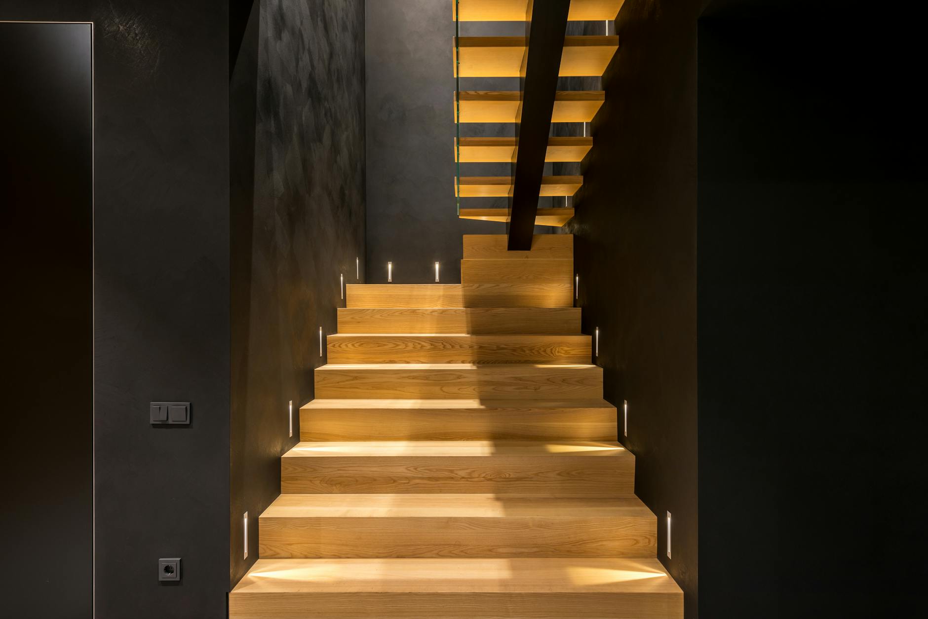 Деревянная лестница в интерьере