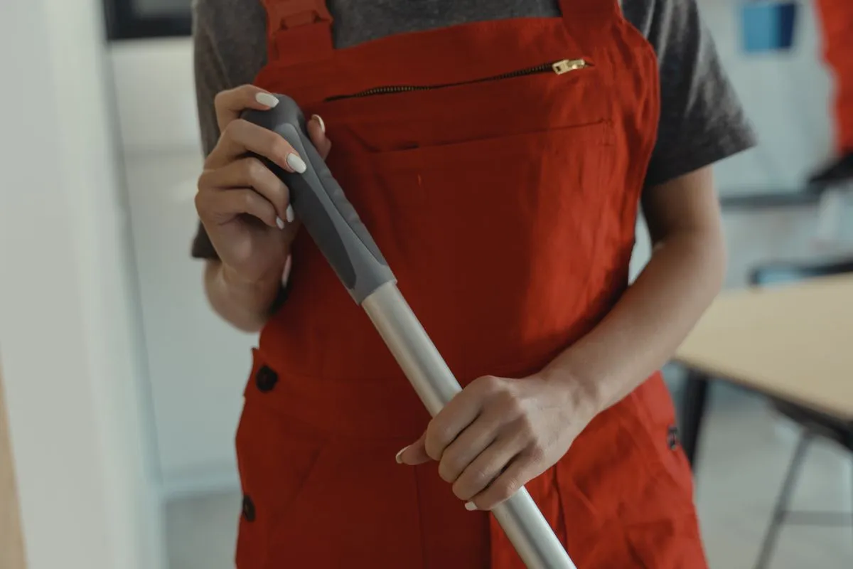Чистая светлая кухня после генеральной уборки