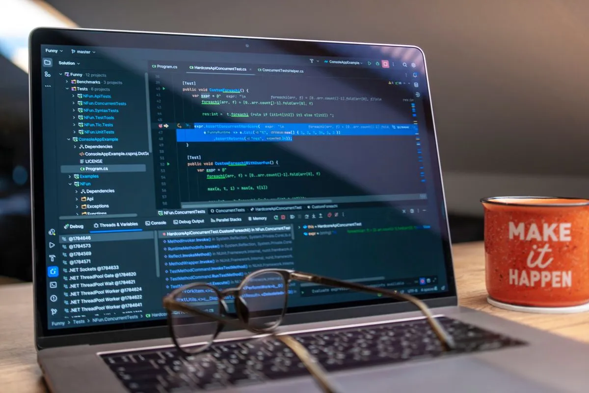 Команда работает с графиками и кодом Python для анализа данных