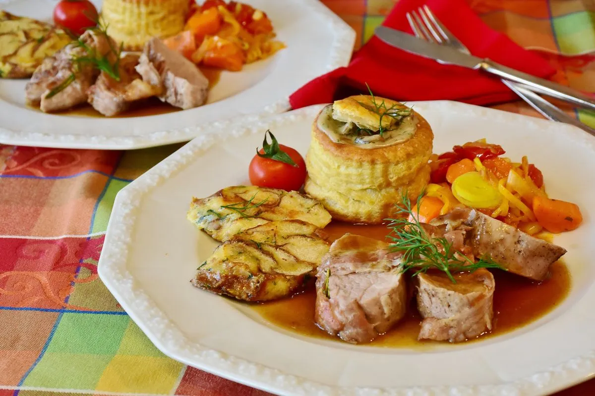 Стол с изысканными блюдами французской кухни и элегантной сервировкой