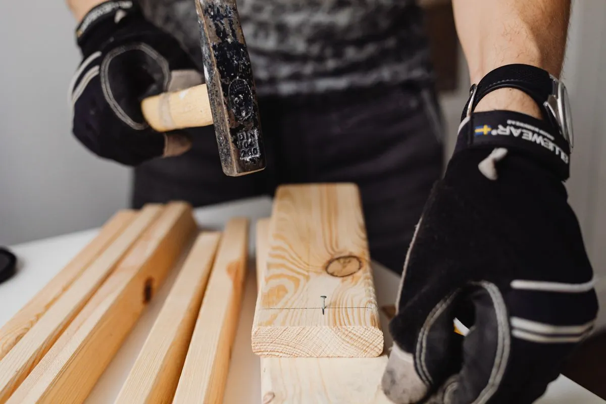 Собранный кухонный гарнитур с ровными фасадами