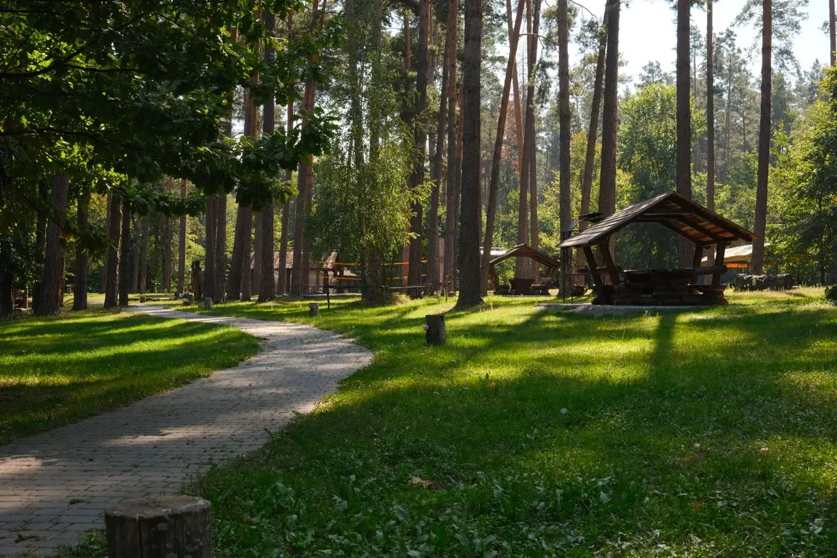 Беседка для дачи с террасным полом и ограждением
