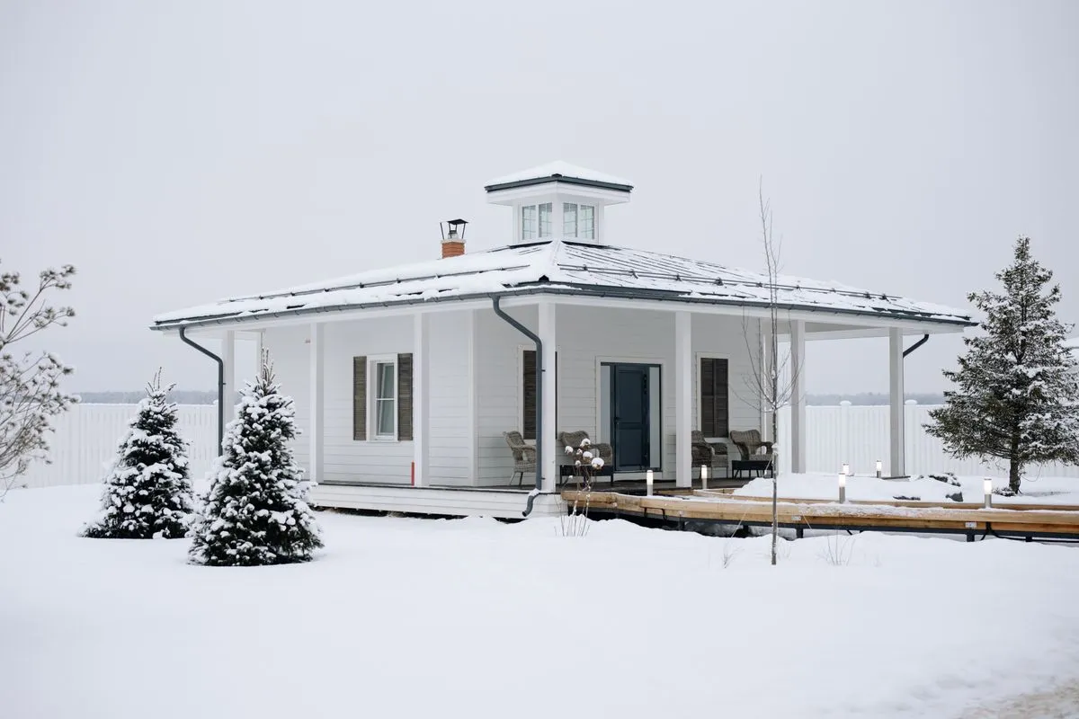 Просторная садовая беседка на загородном участке