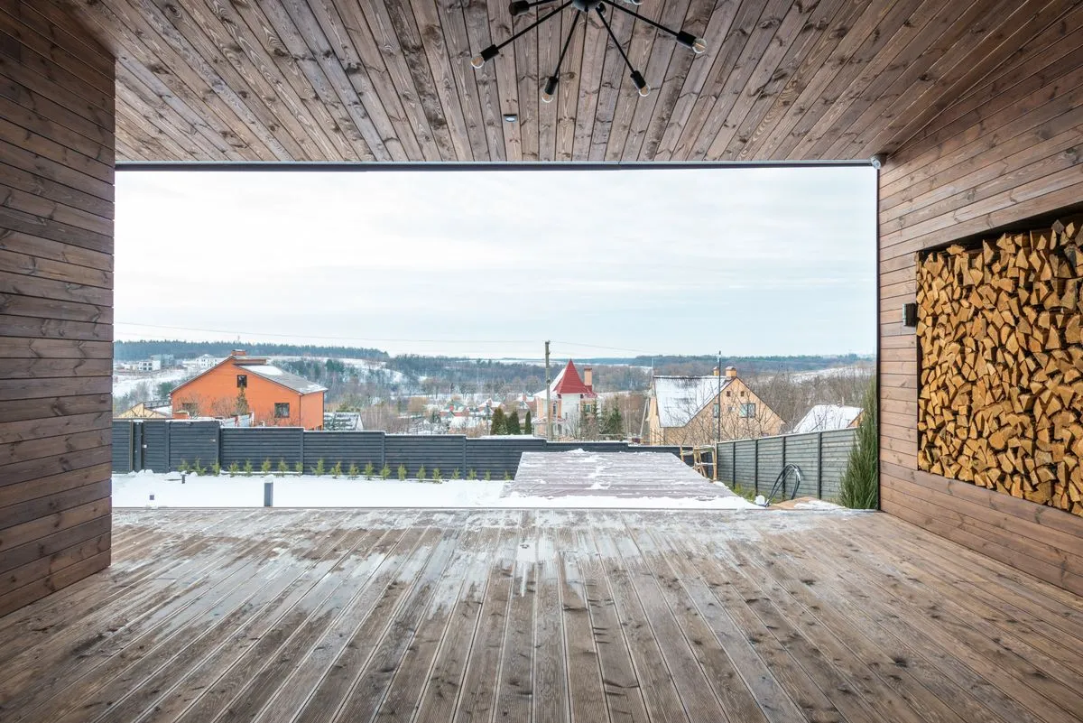 Монтаж террасной доски на просторной террасе частного дома