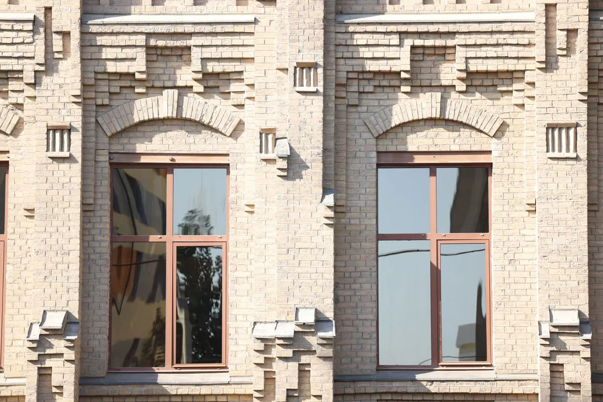 Установка белых пластиковых окон в кирпичном доме