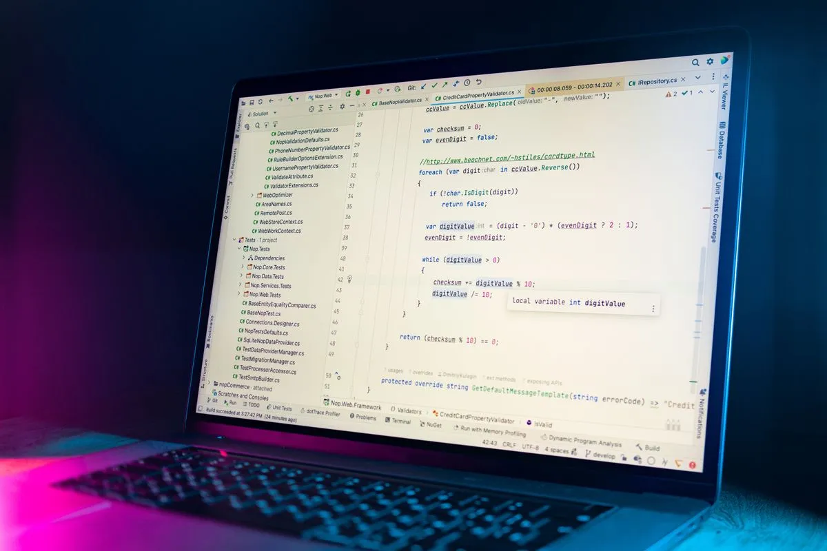 Студент проходит курсы frontend разработки за ноутбуком