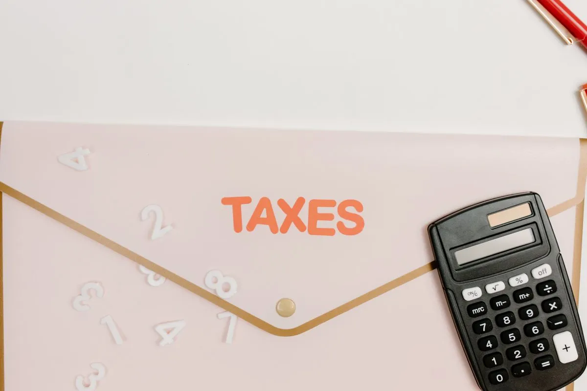 Business owner receiving payroll support and reporting