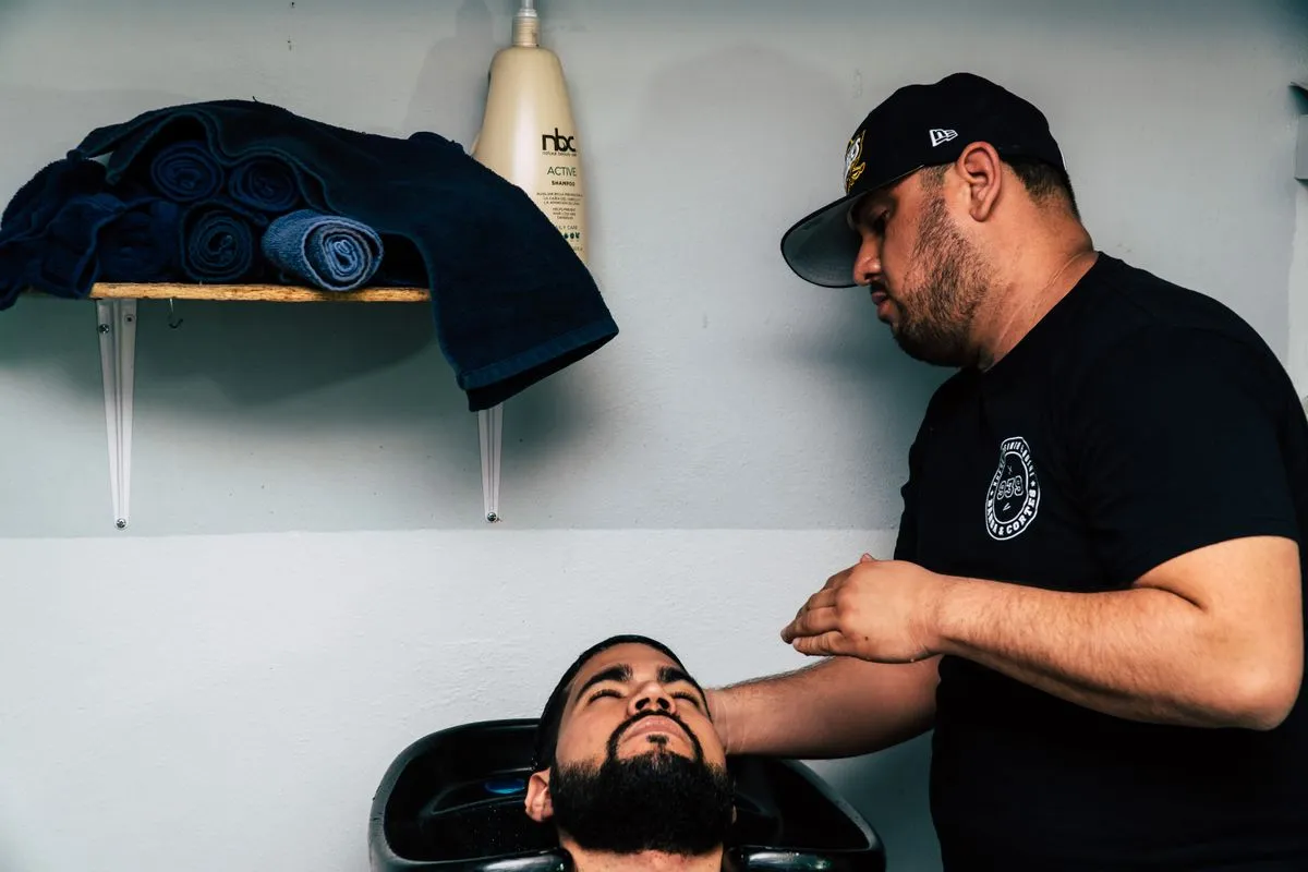 Straight razor detail during a hot towel shave