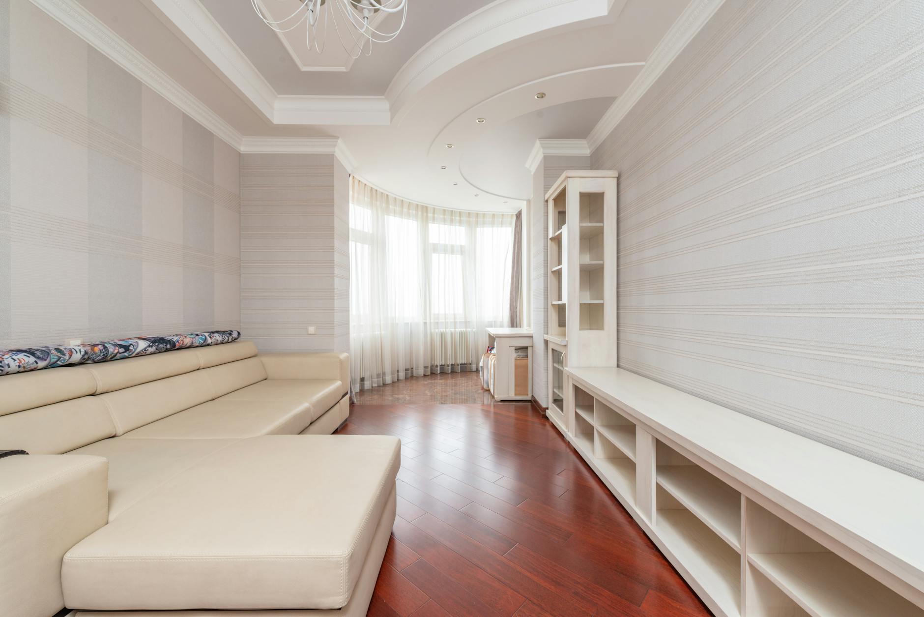 Современный натяжной потолок в офисе