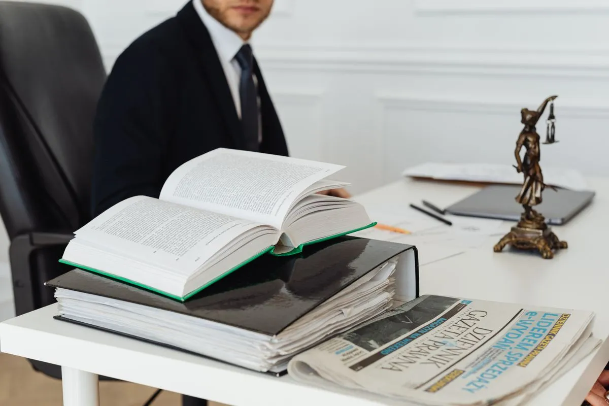 Mesa de atendimento com documentos previdenciários organizados