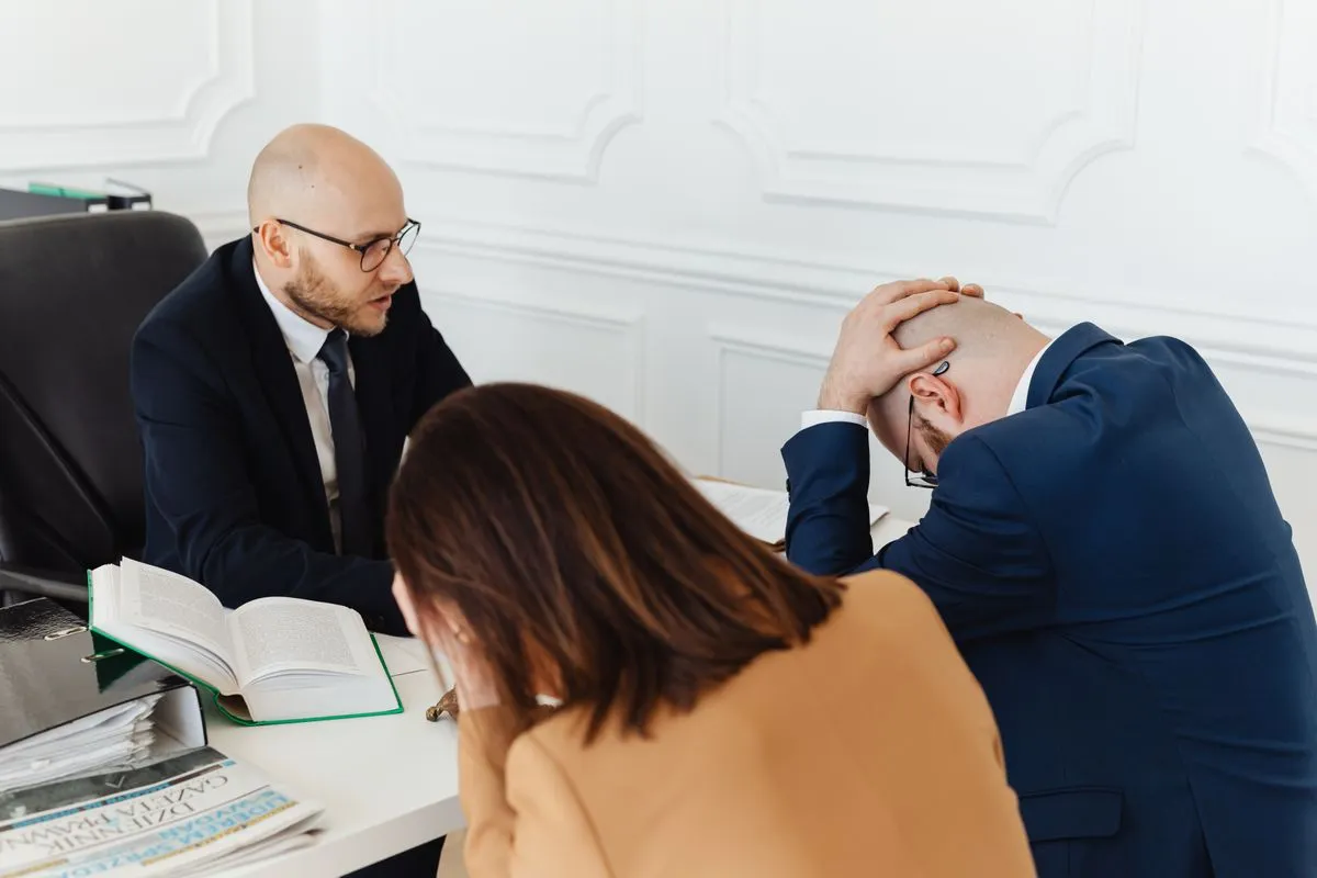 Advogado trabalhista atendendo cliente sobre direitos do trabalhador demitido