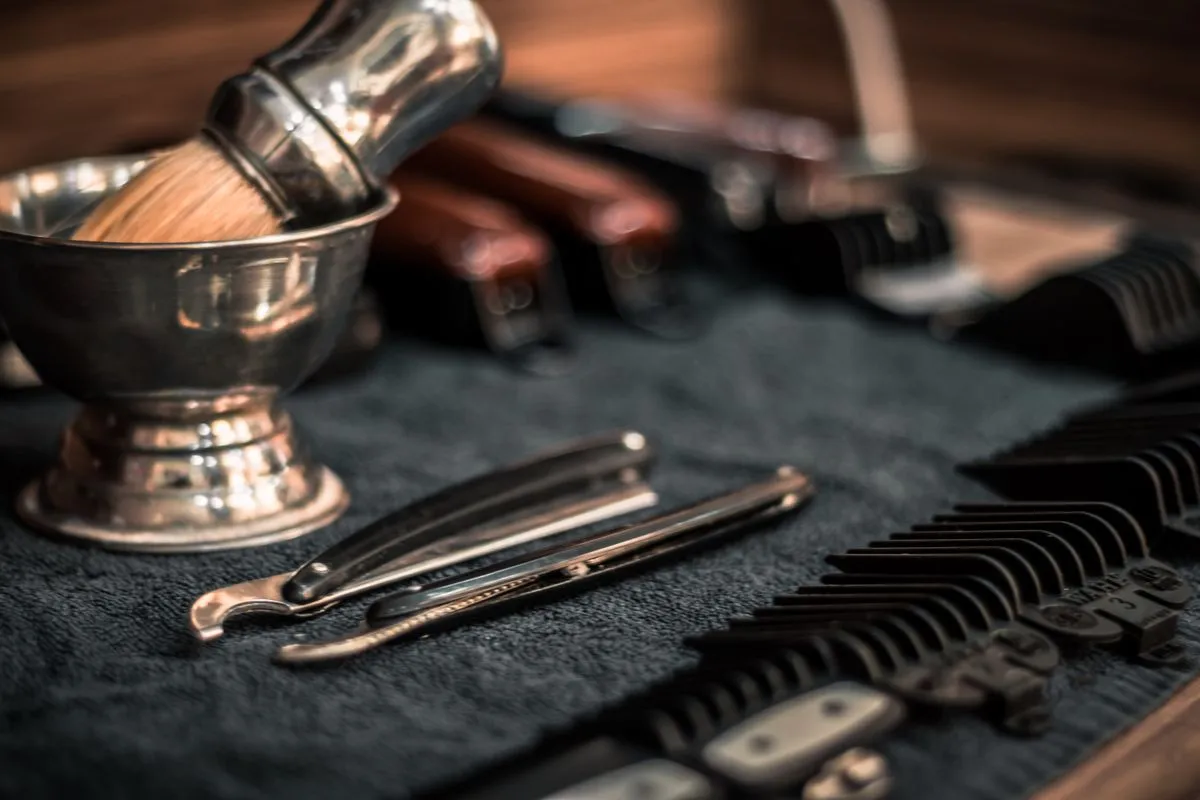 Cliente sendo atendido em uma barbearia com agendamento online em São Paulo