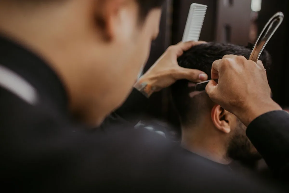 Corte masculino com degradê e acabamento na nuca