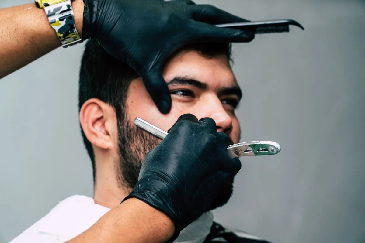 Barba desenhada com contorno preciso em barbearia masculina
