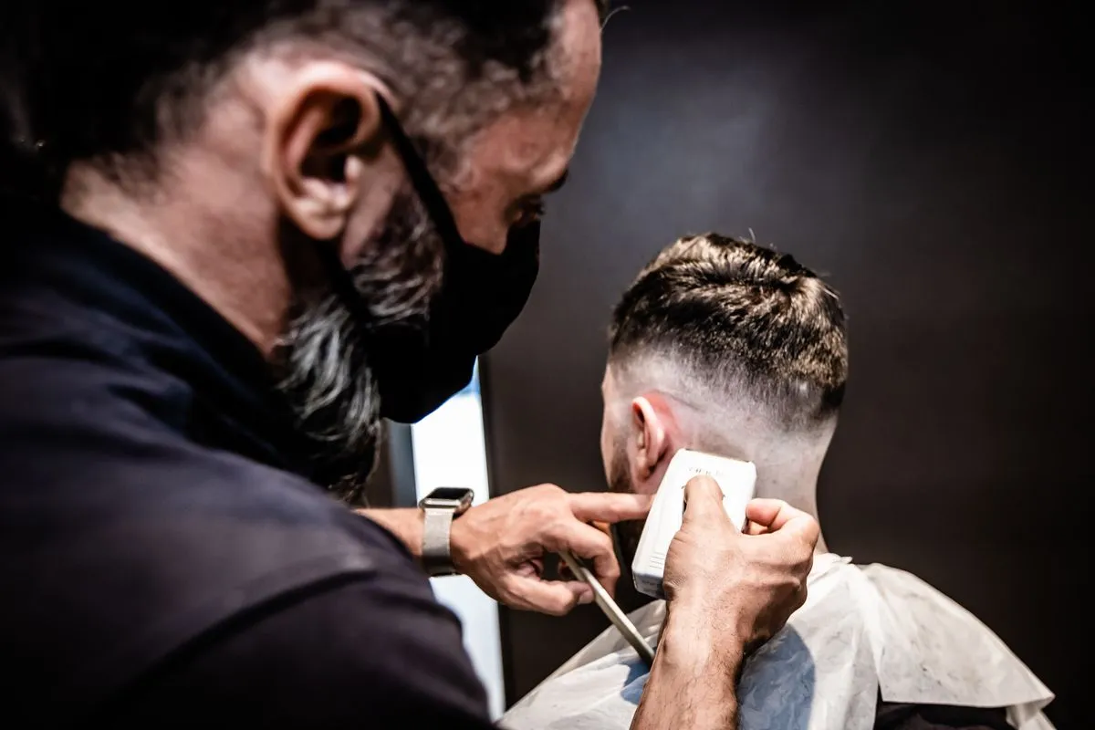 Combo corte e barba com acabamento limpo e moderno