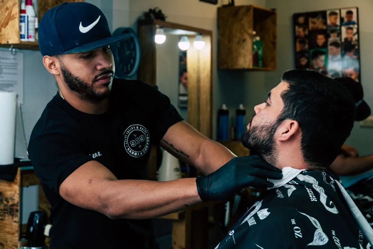 Cliente recebendo corte masculino na barbearia