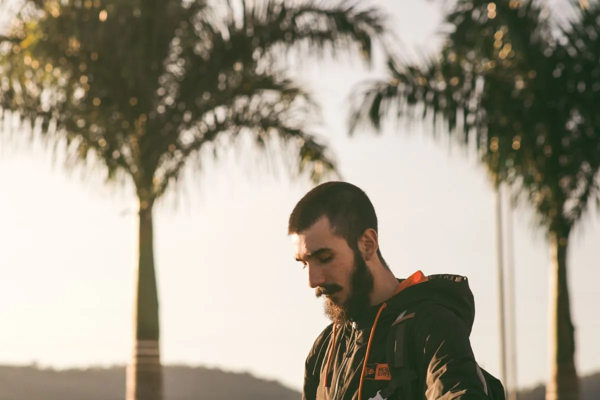Homem com corte moderno e barba bem alinhada após a consultoria
