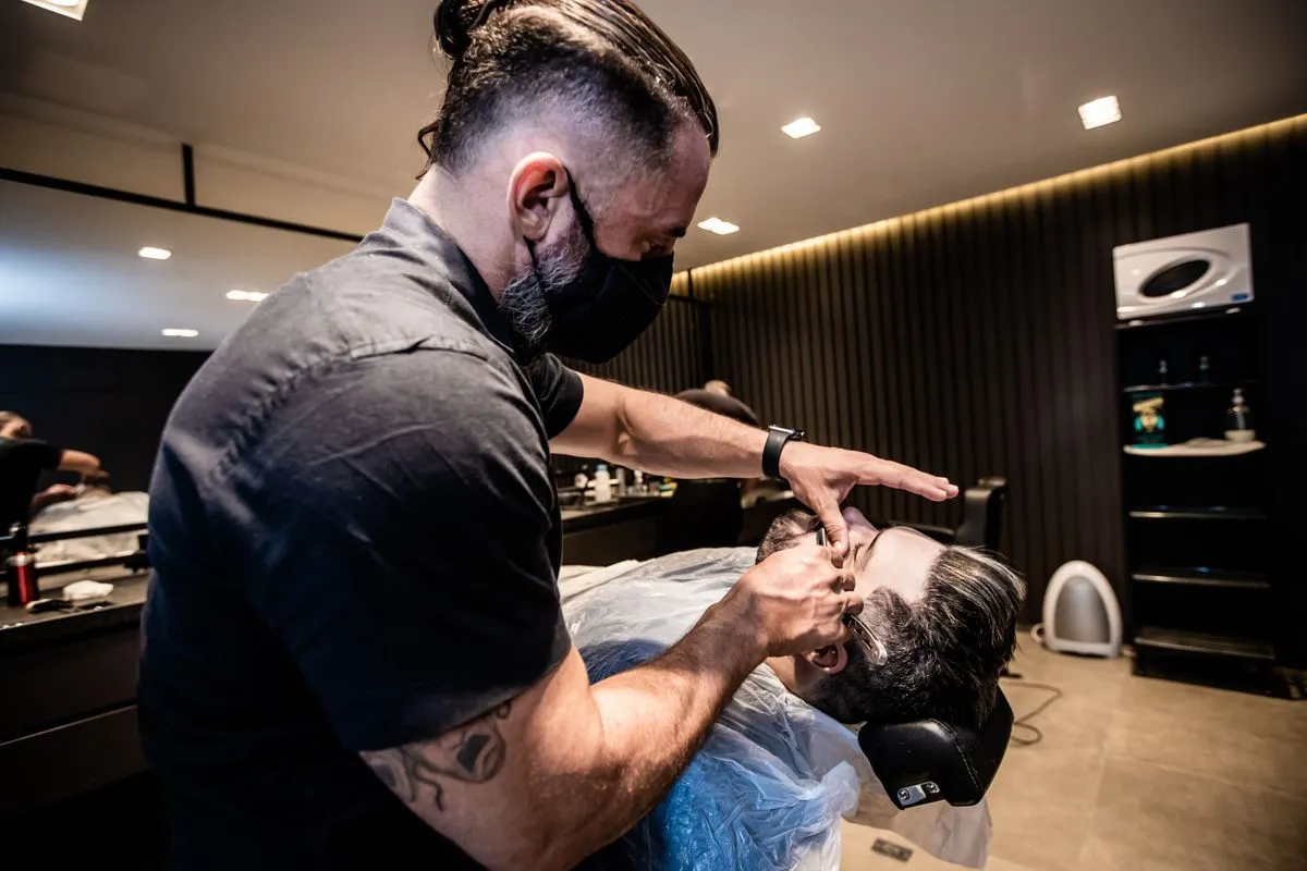 Visual masculino com acabamento limpo e textura no topo