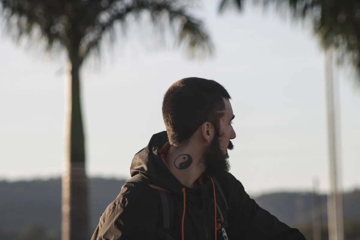 degradê baixo masculino com finalização moderna na barbearia