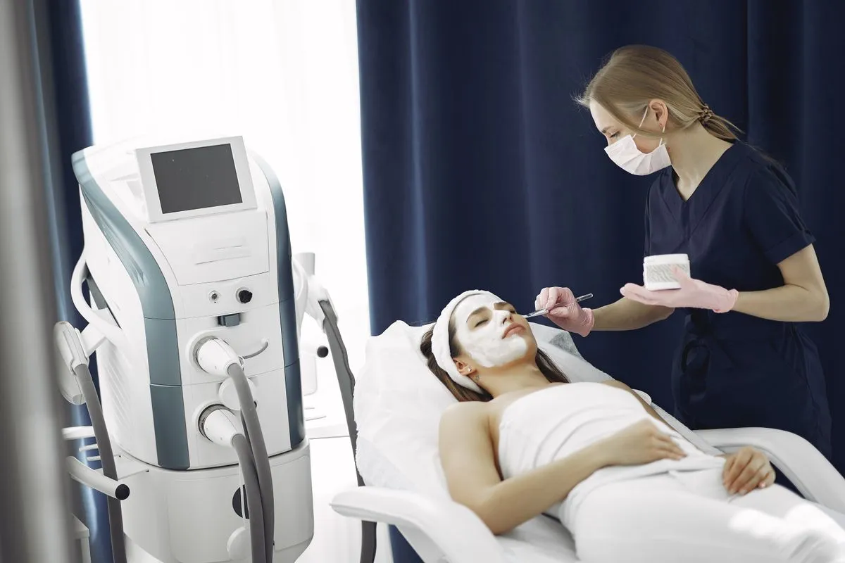 Detalhe de cabine clínica usada em protocolos de dermatologia estética