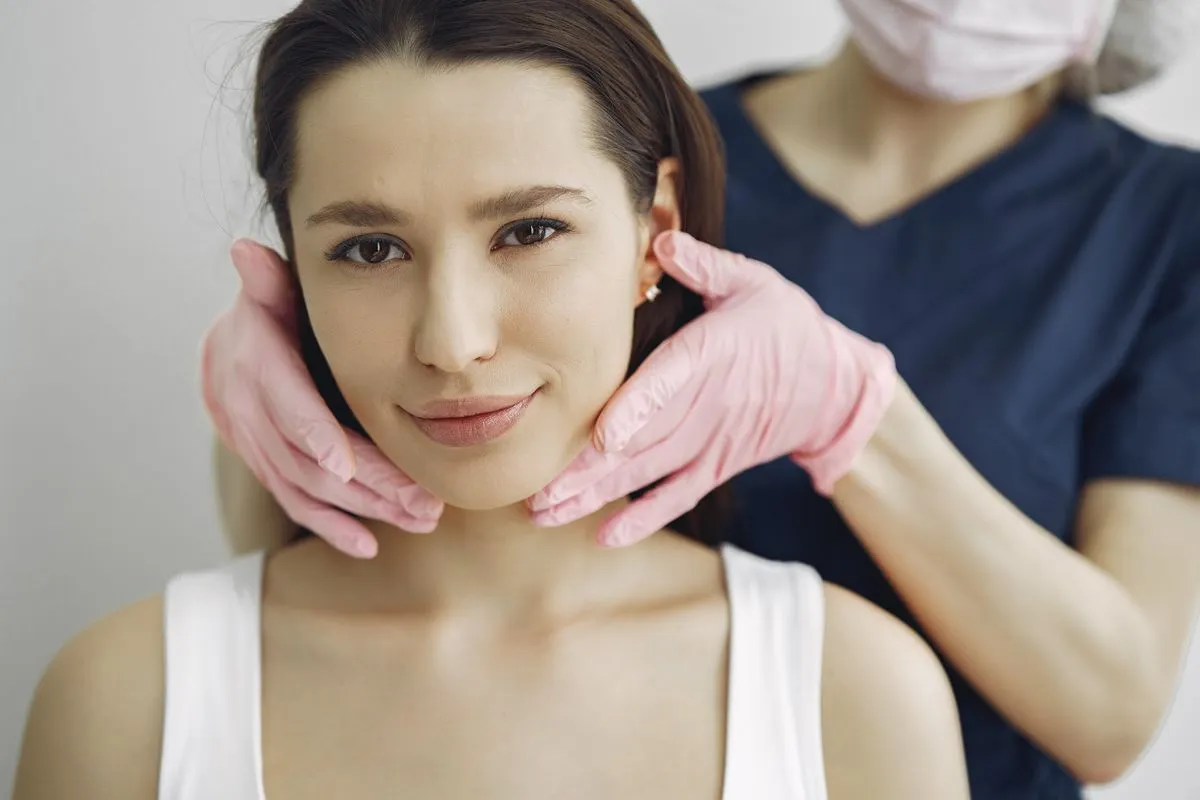 Recepção moderna de clínica de dermatologia e estética com ambiente acolhedor
