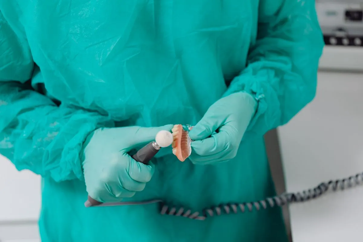 Consultório moderno para implante dentário com equipamentos digitais