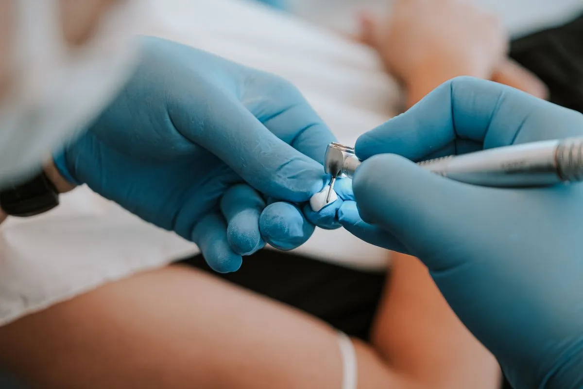 Equipe atendendo paciente em clínica odontológica com foco em conforto