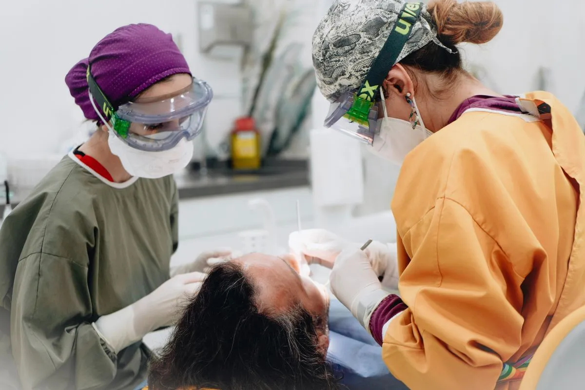 Recepção moderna de clínica odontológica com equipe acolhendo paciente
