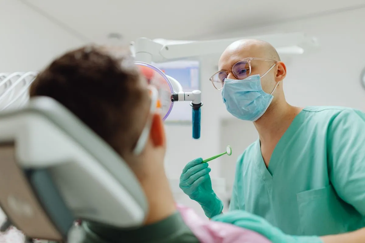 Equipe conferindo laudos e orientando pacientes no laboratório de exames