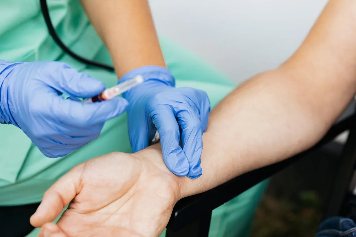 Recepção moderna de laboratório de exames com atendimento acolhedor