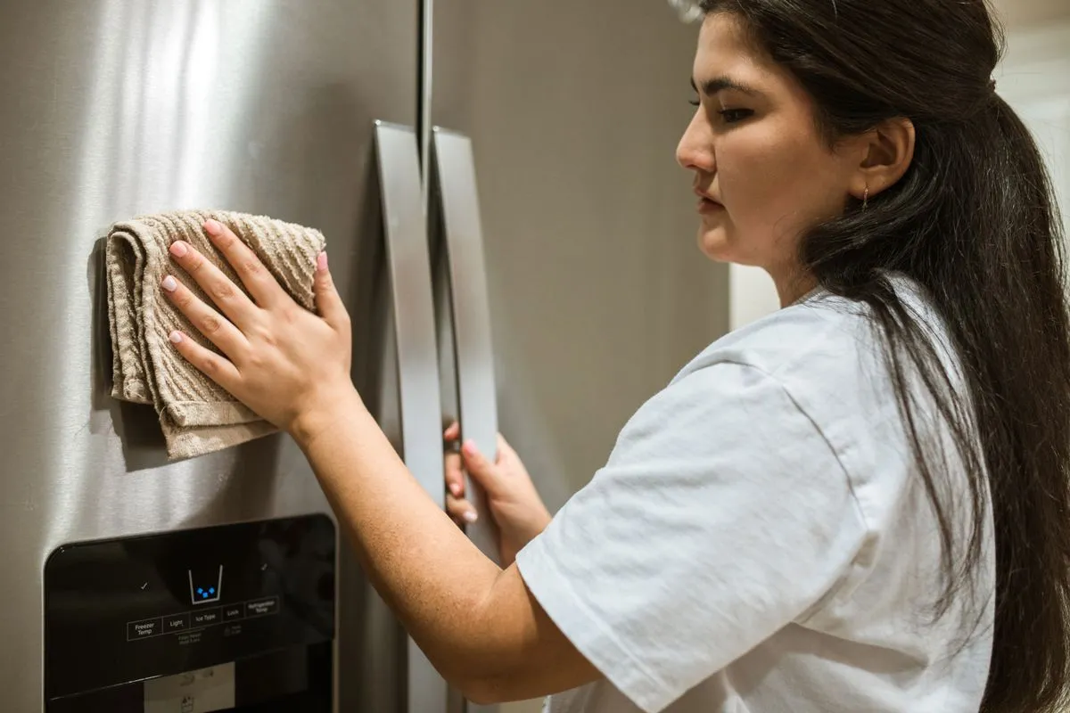 Técnico de refrigeração ajustando sistema de refrigeração no local