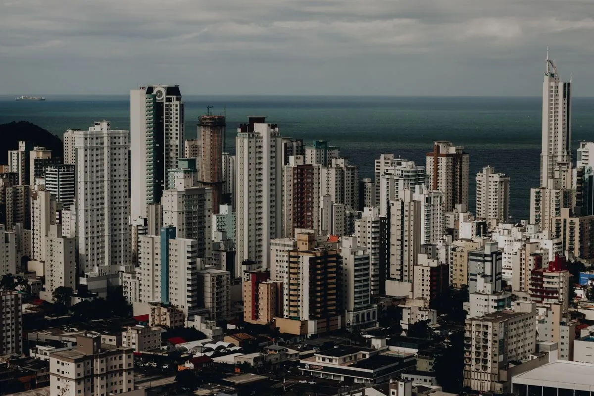 Profissional conferindo documentos para abertura de empresa e MEI