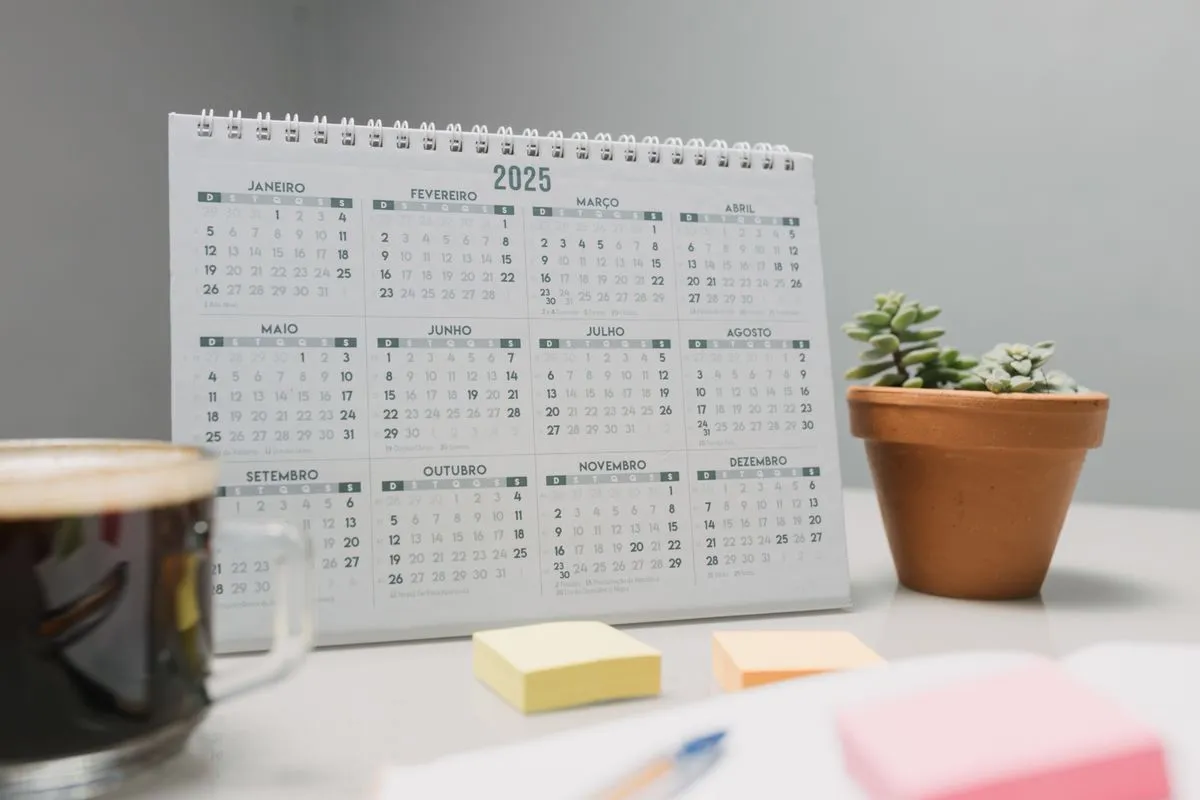 Mesa de trabalho com checklist de documentos e contratos