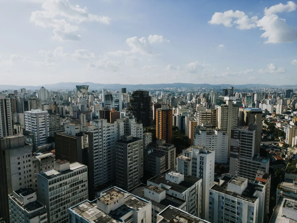 Empreendedora conferindo documentos para abertura de empresa e MEI