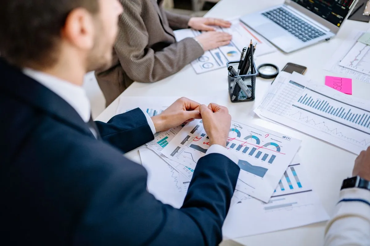 Equipe analisando fluxo de caixa e indicadores financeiros da empresa