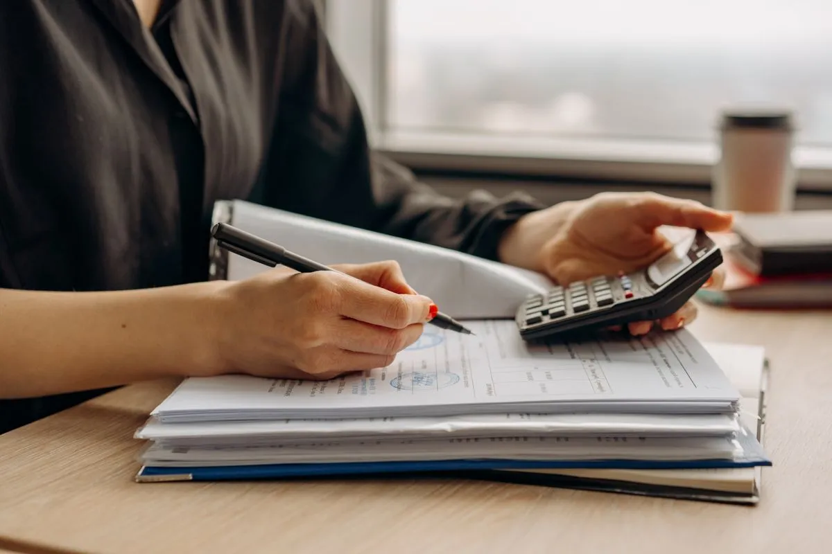Reunião online com contador para pequenas empresas e análise de documentos fiscais