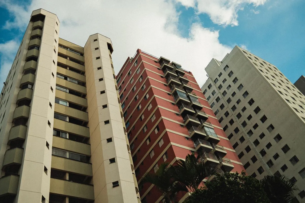 Sala moderna de apartamento para alugar com iluminação natural