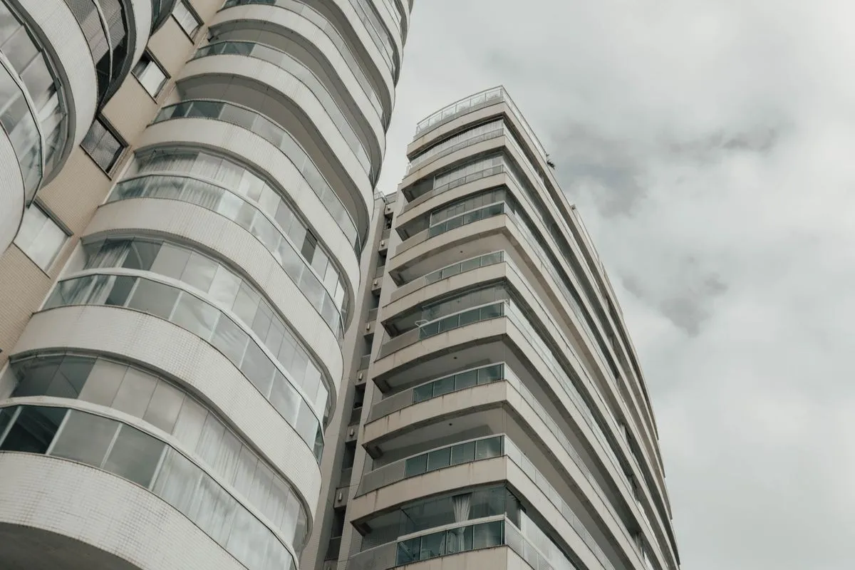 Fachada de prédio com unidades para apartamento para alugar