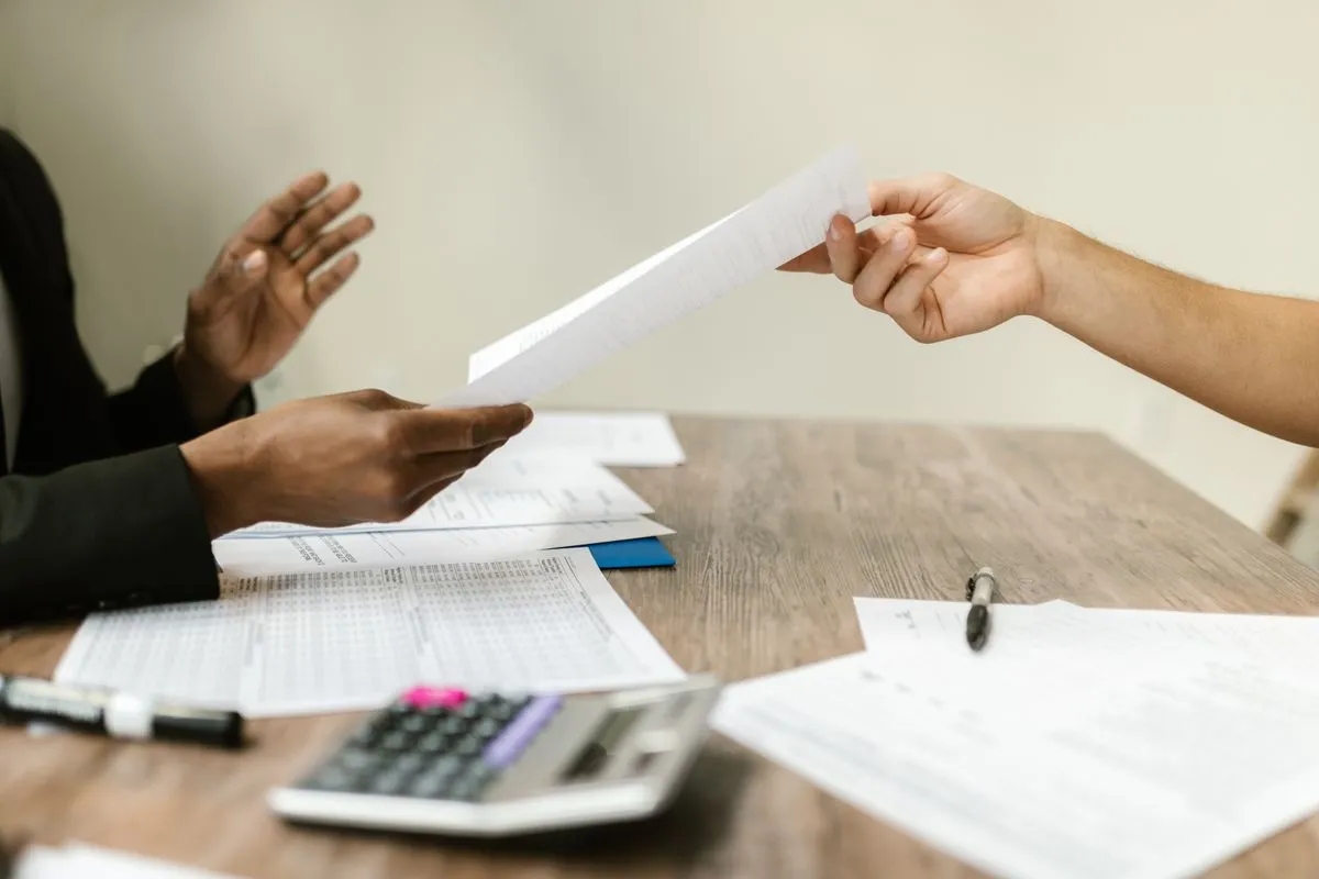 Casal conferindo certidões e comprovantes antes da assinatura