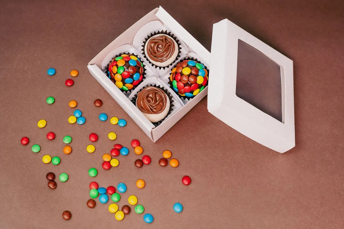 Doces gourmet organizados em bandeja para encomendas