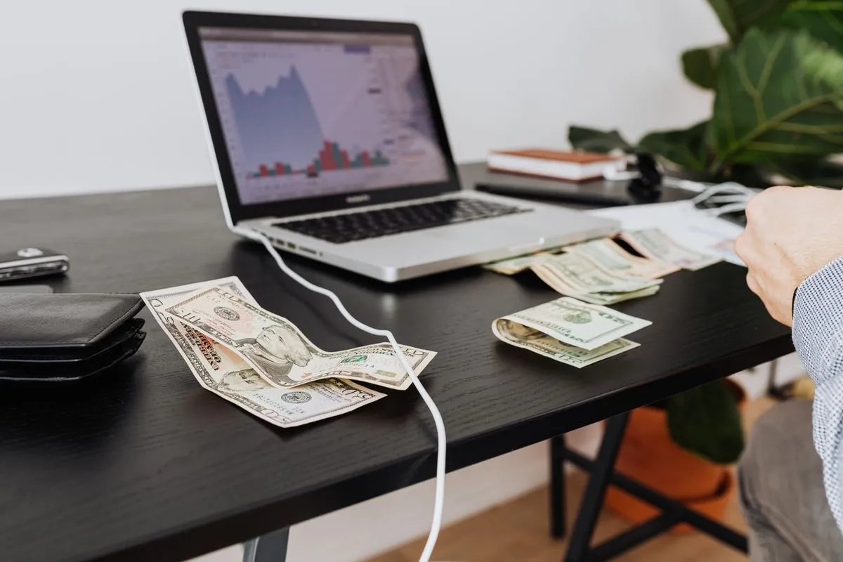 Ambiente de aula com foco em marketing digital online e prática aplicada