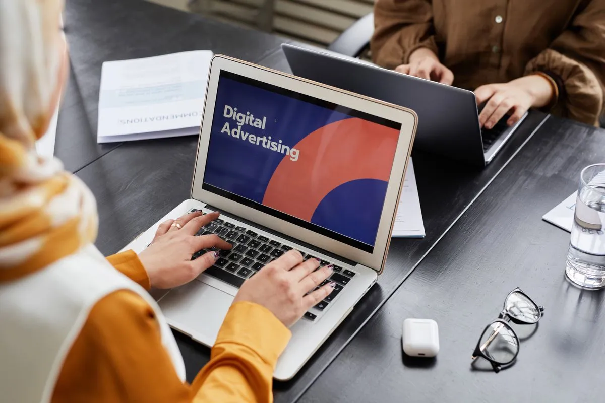 Aluno estudando curso de marketing digital online com dashboard de campanhas na tela