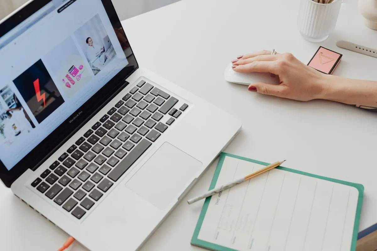 Celular e notebook exibindo plataforma de curso online em casa