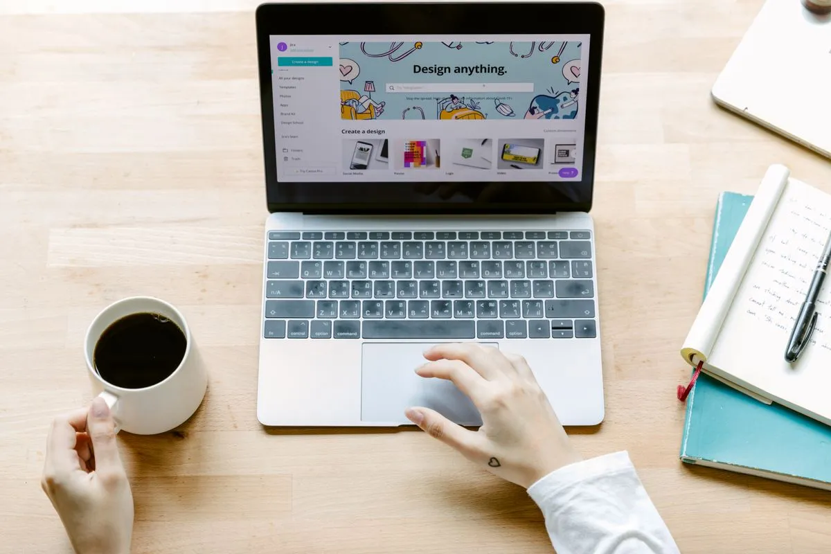 Pessoa conferindo certificado digital de curso online na tela