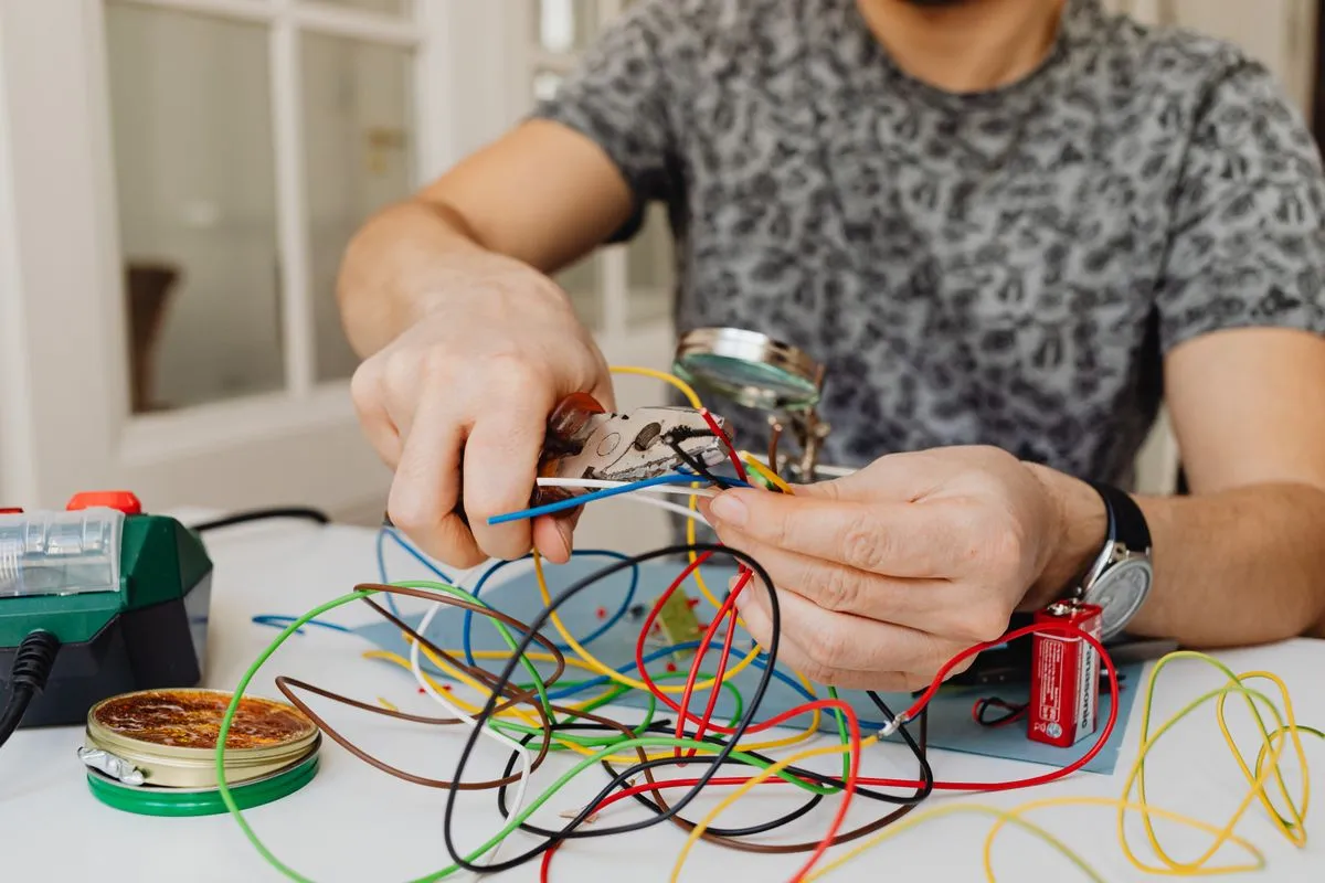 Eletricista de emergência trocando disjuntor em residência