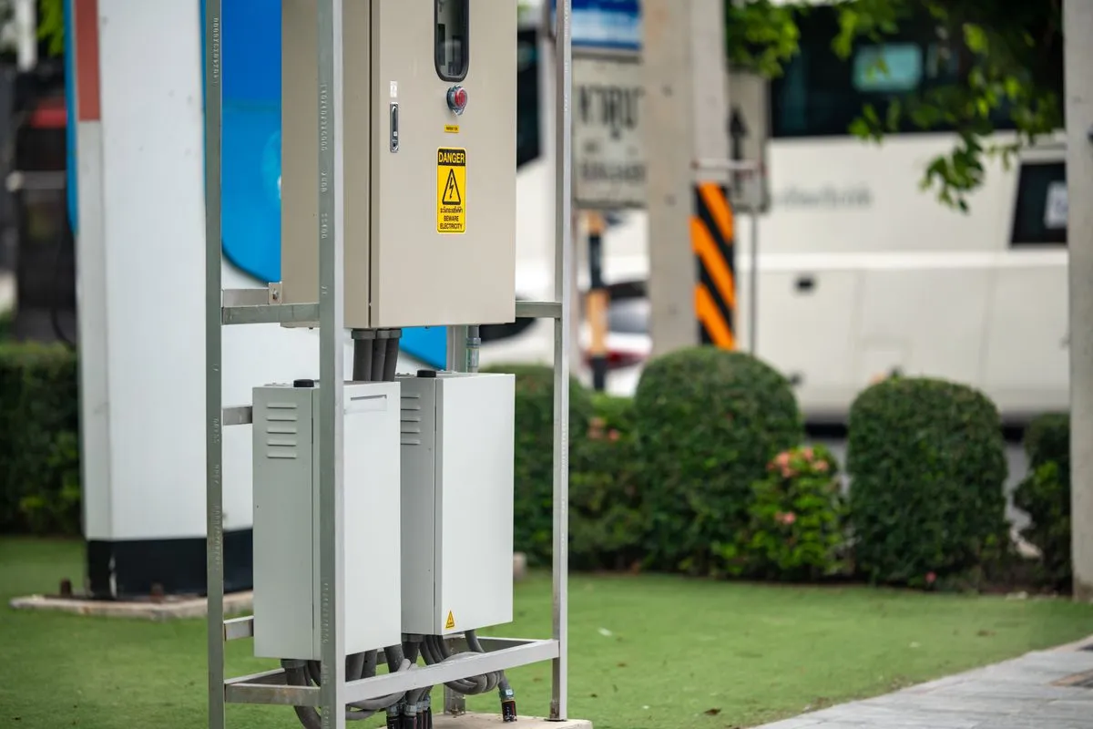 Quadro elétrico novo com disjuntores distribuídos corretamente