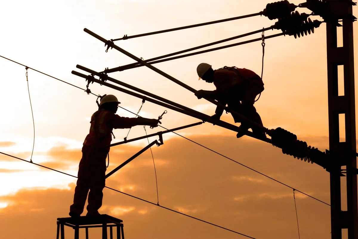 Técnico elétrico realizando instalação de padrão de energia em residência