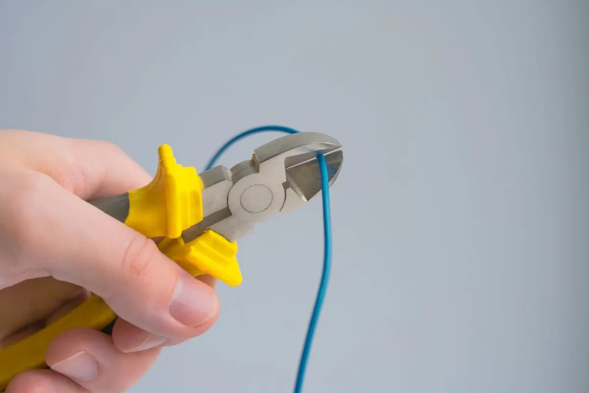 Passagem de cabos e identificação de circuitos no quadro elétrico